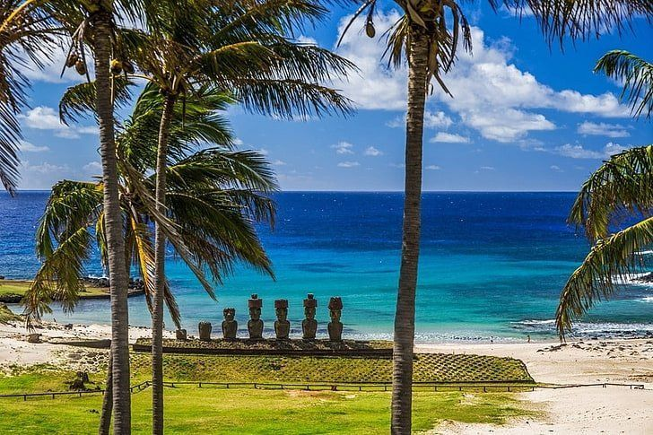 Playa de Rapa Nui con moáis y palmeras